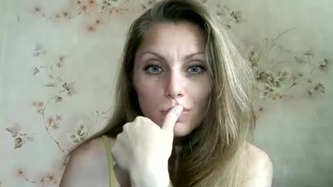 Snapshot of roxyfox18x01 chatting on June 20, 9:23 am roxyfox18x01 online show from June 20, 9:23 am