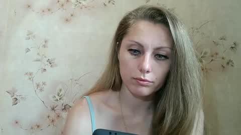 Snapshot of roxyfox18x01 chatting on June 28, 8:42 am roxyfox18x01 online show from June 28, 8:42 am