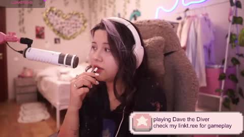 Snapshot of roxysuh chatting on March 13, 7:04 am roxysuh online show from March 13, 7:04 am