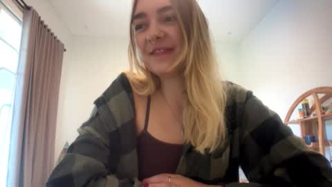 Snapshot of roxysweetdream chatting on March 12, 11:44 pm Roxy online show from March 12, 11:44 pm