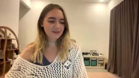 Snapshot of roxysweetdream chatting on March 17, 8:23 pm Roxy online show from March 17, 8:23 pm