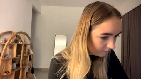 Snapshot of roxysweetdream chatting on March 19, 10:58 pm Roxy online show from March 19, 10:58 pm