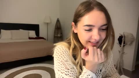 Snapshot of roxysweetdream chatting on March 21, 7:39 pm Roxy online show from March 21, 7:39 pm