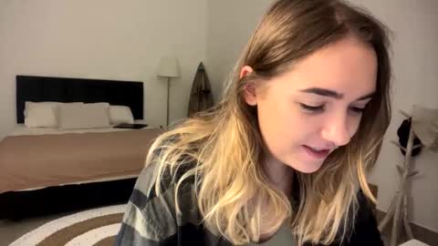 Snapshot of roxysweetdream chatting on March 22, 9:07 pm Roxy online show from March 22, 9:07 pm