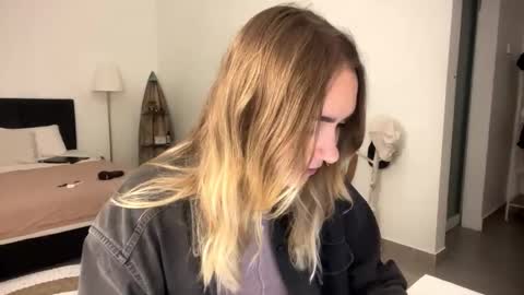 Snapshot of roxysweetdream chatting on March 23, 8:13 pm Roxy online show from March 23, 8:13 pm