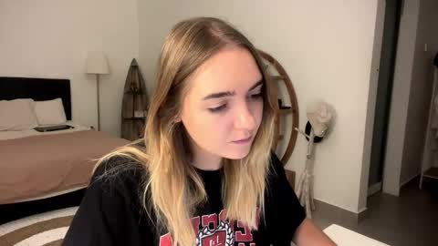 Snapshot of roxysweetdream chatting on March 24, 7:41 pm Roxy online show from March 24, 7:41 pm