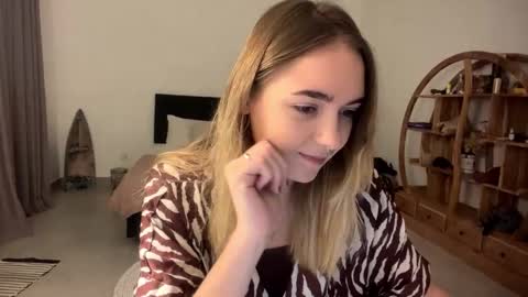 Snapshot of roxysweetdream chatting on March 26, 8:03 pm Roxy online show from March 26, 8:03 pm