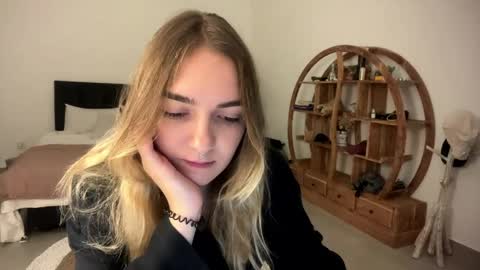 Snapshot of roxysweetdream chatting on March 27, 7:24 pm Roxy online show from March 27, 7:24 pm