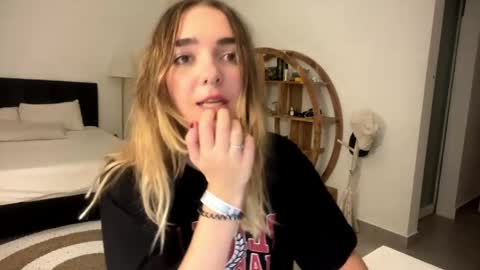 Snapshot of roxysweetdream chatting on March 29, 6:19 pm Roxy online show from March 29, 6:19 pm