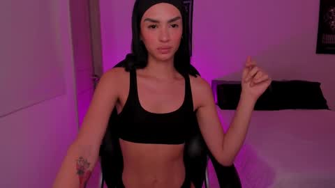 Snapshot of roxyy_x chatting on February 27, 3:04 am val online show from February 27, 3:04 am