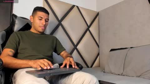 Snapshot of roy_29_ chatting on October 3, 12:13 pm Roy online show from October 3, 12:13 pm