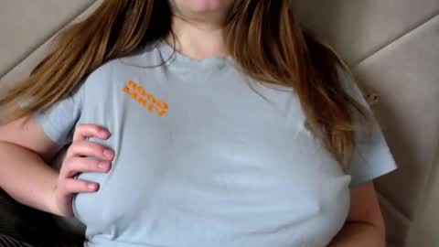 Snapshot of royalboobs chatting on April 9, 9:15 am Cameron online show from April 9, 9:15 am