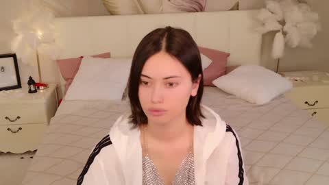 Snapshot of ruby_leeee chatting on April 2, 2:04 pm Luuna online show from April 2, 2:04 pm