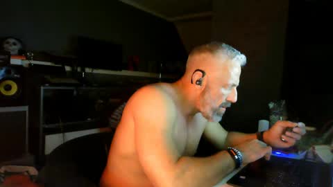 Snapshot of ruffi77 chatting on April 16, 12:33 am Chico que rico Caliente online show from April 16, 12:33 am