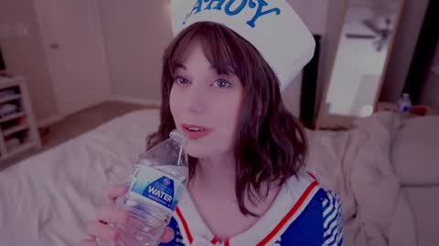 Snapshot of runesy chatting on November 29, 4:15 am Lady online show from November 29, 4:15 am