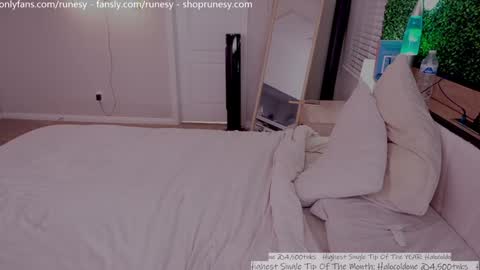 Snapshot of runesy chatting on January 7, 4:15 am Lady online show from January 7, 4:15 am