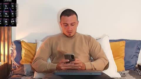 Snapshot of ryamcoast chatting on February 25, 2:10 am Sr Coast online show from February 25, 2:10 am