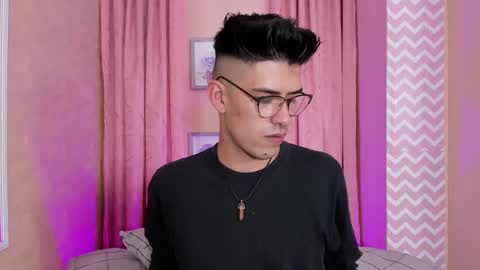 Snapshot of ryan_clark_ chatting on December 13, 8:26 pm Ryan online show from December 13, 8:26 pm