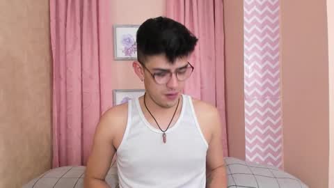 Snapshot of ryan_clark_ chatting on December 18, 8:36 pm Ryan online show from December 18, 8:36 pm