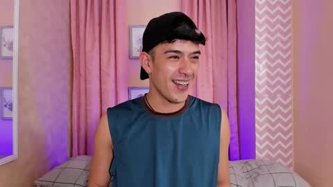 Snapshot of ryan_clark_ chatting on December 22, 7:42 pm Ryan online show from December 22, 7:42 pm