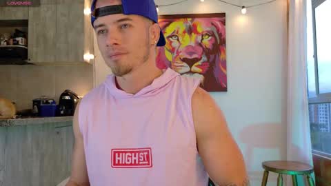 Snapshot of ryann_blue_ chatting on October 18, 10:32 pm Ryan Blue ig ryannblue online show from October 18, 10:32 pm