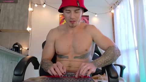 Snapshot of ryann_blue_ chatting on October 25, 10:04 pm Ryan Blue ig ryannblue online show from October 25, 10:04 pm