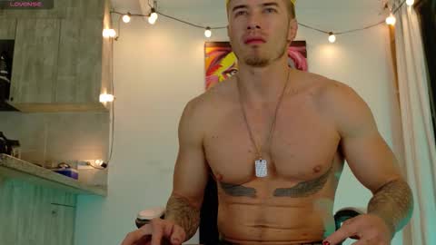 Snapshot of ryann_blue_ chatting on October 28, 11:29 pm Ryan Blue ig ryannblue online show from October 28, 11:29 pm