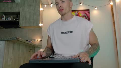 Snapshot of ryann_blue_ chatting on November 19, 10:43 pm Ryan Blue ig ryannblue online show from November 19, 10:43 pm