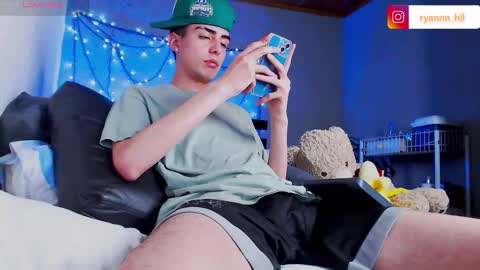 Snapshot of ryannhill_ chatting on October 17, 7:22 am Ryannhill  online show from October 17, 7:22 am