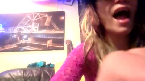 Snapshot of ryliemackenzie93 chatting on March 25, 10:54 am ryliemackenzie93 online show from March 25, 10:54 am