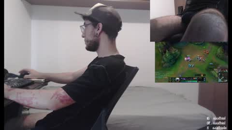 Snapshot of saat_hiel chatting on December 5, 1:58 am Saat online show from December 5, 1:58 am