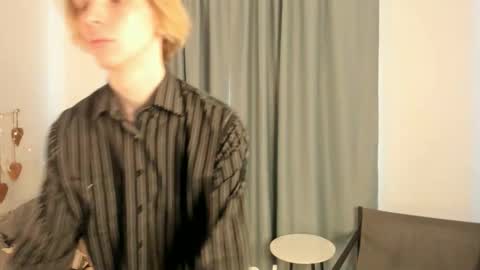 Snapshot of sableflux chatting on March 4, 5:57 am sableflux online show from March 4, 5:57 am