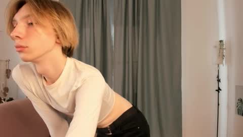 Snapshot of sableflux chatting on March 14, 5:35 am sableflux online show from March 14, 5:35 am