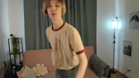 Snapshot of sableflux chatting on March 15, 5:24 am sableflux online show from March 15, 5:24 am