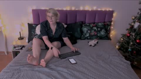 Sabrina MacMarren online show from December 19, 3:08 pm