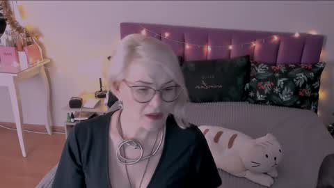 Sabrina MacMarren online show from December 28, 1:17 pm