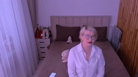 Sabrina MacMarren online show from June 9, 1:45 pm