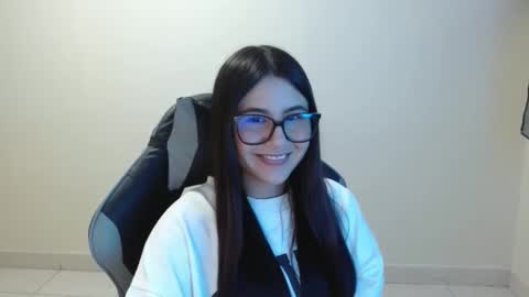 Sahaliefox  online show from November 17, 8:58 pm