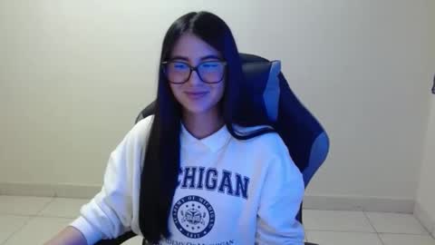 Sahaliefox  online show from December 3, 11:36 pm