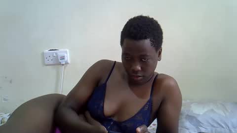 Snapshot of sallie_ chatting on April 22, 9:33 am naomi online show from April 22, 9:33 am