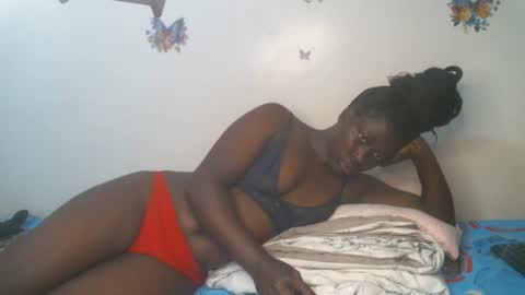 Snapshot of sallie_ chatting on May 15, 2:40 am naomi online show from May 15, 2:40 am