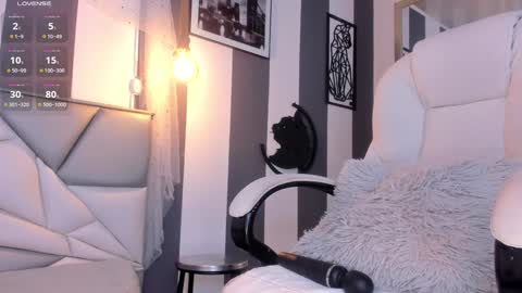 salome__evans online show from December 4, 11:46 pm