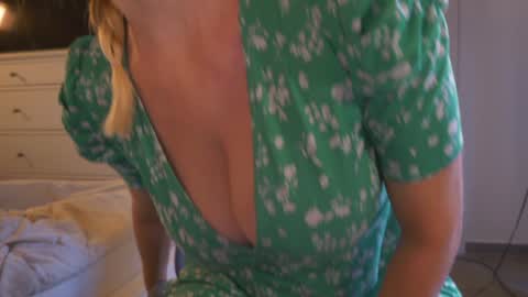 Snapshot of saltedhoney chatting on October 10, 12:04 pm IsaBella-  online show from October 10, 12:04 pm