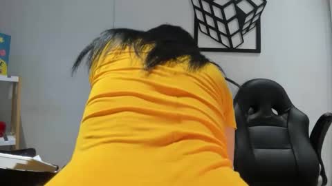 Snapshot of samantha_larusso_ chatting on May 18, 11:32 pm Andy online show from May 18, 11:32 pm