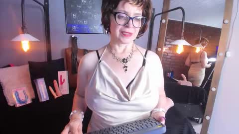 Snapshot of samantha_mature56 chatting on September 24, 10:29 am Sam online show from September 24, 10:29 am