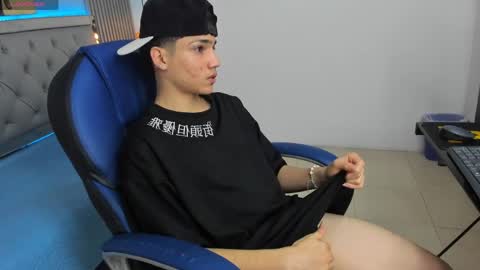 Snapshot of samblack_ chatting on April 9, 1:05 pm Sam online show from April 9, 1:05 pm