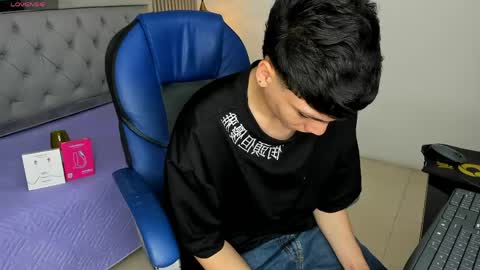 Snapshot of samblack_ chatting on April 14, 4:02 pm Sam online show from April 14, 4:02 pm