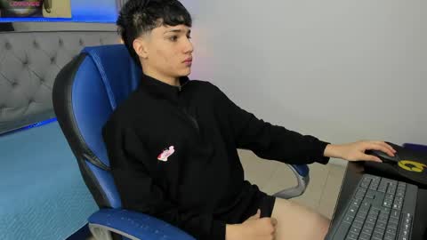 Snapshot of samblack_ chatting on May 2, 12:32 pm Sam online show from May 2, 12:32 pm
