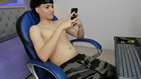 Snapshot of samblack_ chatting on May 19, 12:44 pm Sam online show from May 19, 12:44 pm
