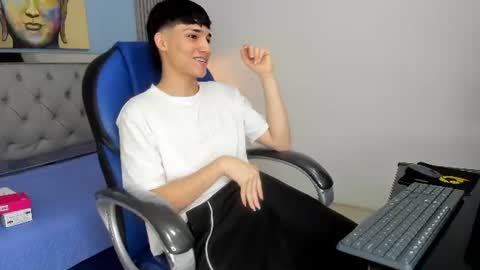 Snapshot of samblack_ chatting on June 12, 12:37 pm Sam online show from June 12, 12:37 pm